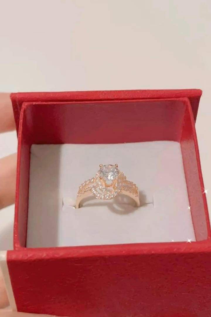 Tuy nhiên, so với cặp đôi trên chỉ tặng nhẫn vàng trơn, chàng trai này đã biết lựa chọn những món trang sức vàng có kiểu dáng xinh xẻo.