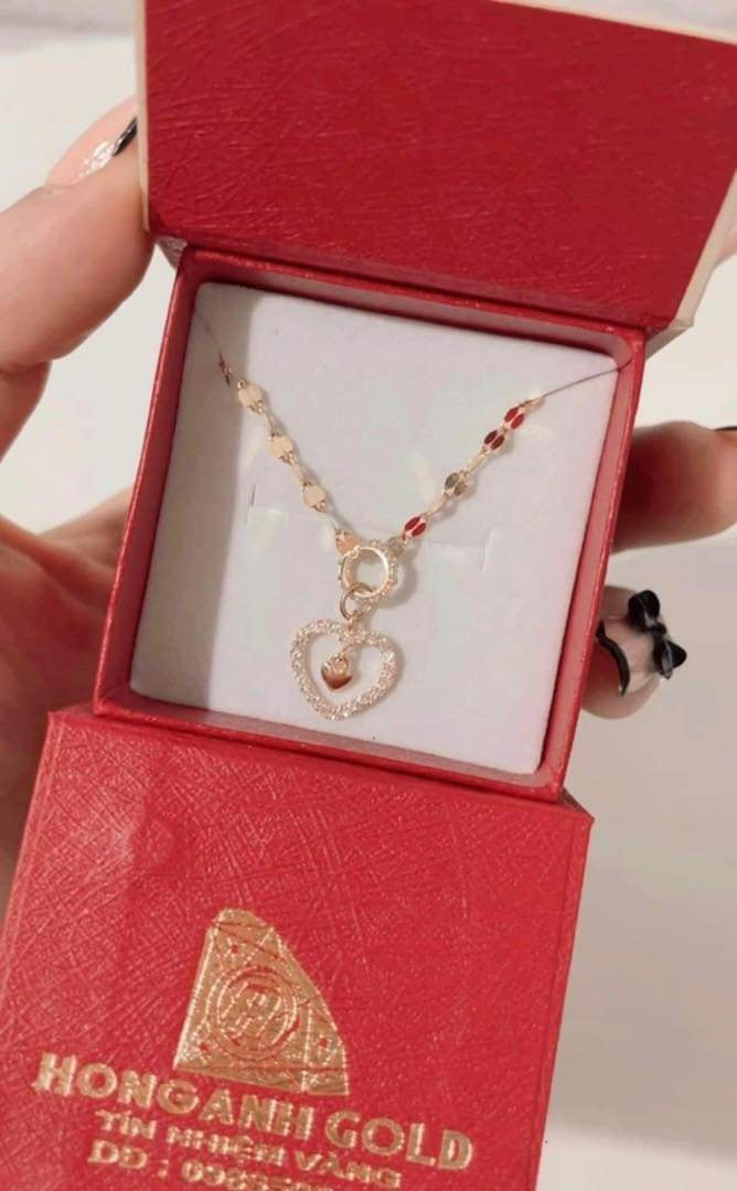 Hết nhẫn, lắc tay rồi qua vòng cổ.