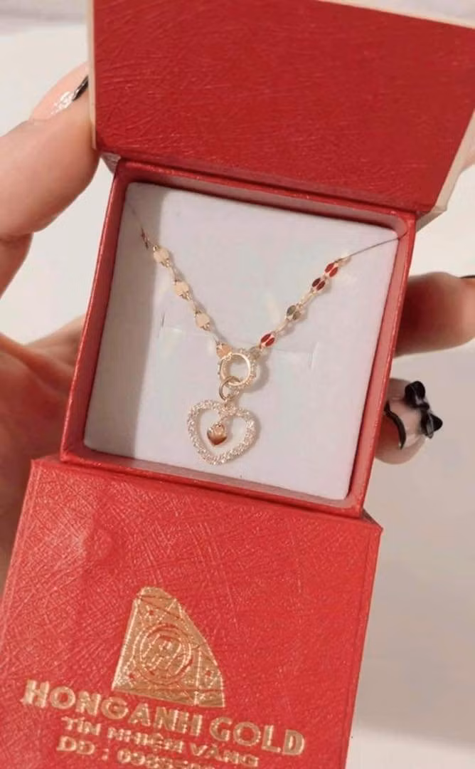 Hết nhẫn, lắc tay rồi qua vòng cổ.