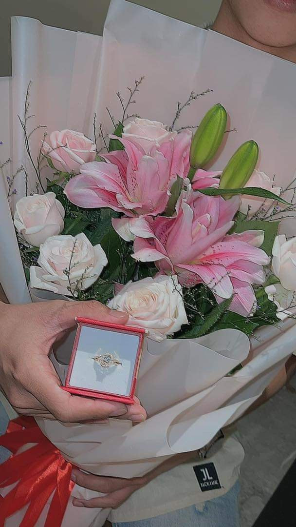 Những món quà được cô bạn gái đăng lên khiến nhiều người ngưỡng mộ vì có một người bạn trai yêu chiều và một mối tình đẹp.