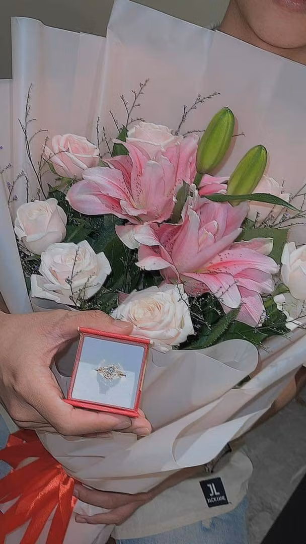 Những món quà được cô bạn gái đăng lên khiến nhiều người ngưỡng mộ vì có một người bạn trai yêu chiều và một mối tình đẹp.