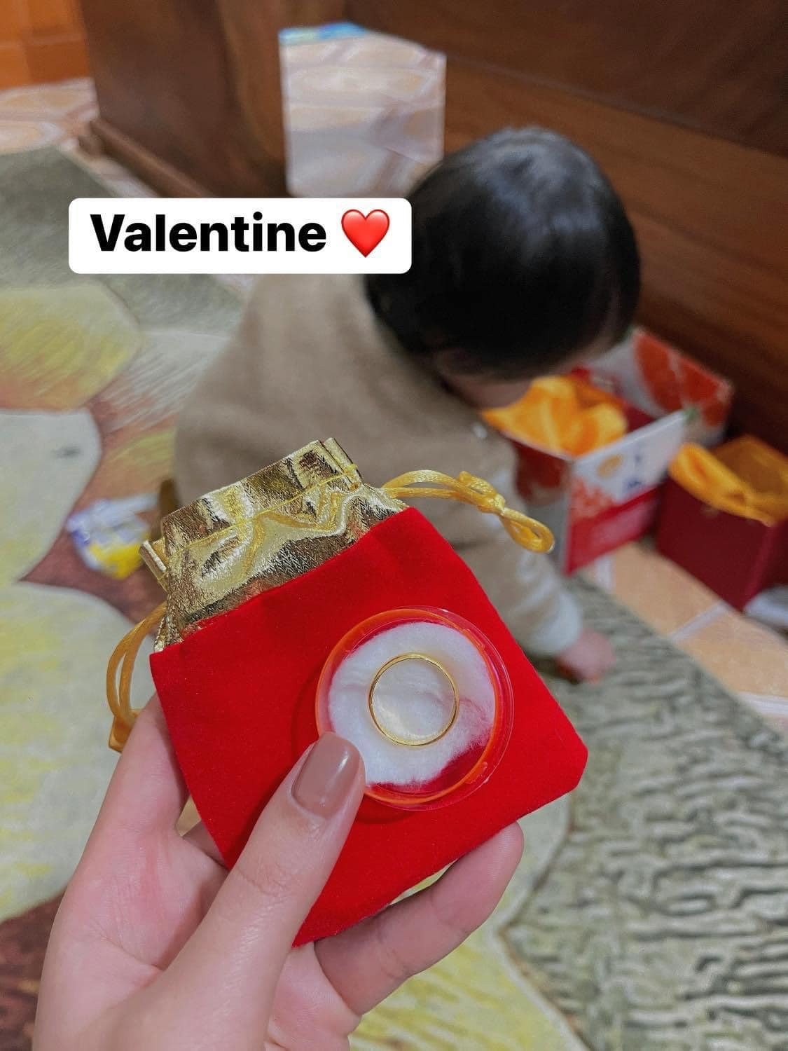 Ngày valentine, người ta tặng hoa, sô cô la, anh chồng này vẫn chung thủy với món quà là nhẫn vàng.