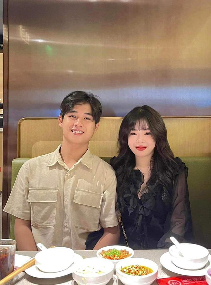 Trước đó, trên mạng xã hội cũng từng lan truyền hình ảnh một cặp đôi trẻ, những món quà bạn trai tặng cho cô gái cũng là vàng.