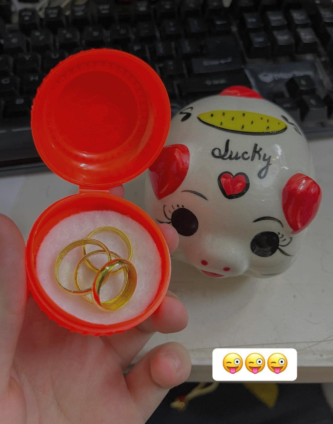 Không cần son phấn, hoa quà cầu kỳ, anh chàng này chỉ tặng vàng mà thôi. Nhiều netizen đã bày tỏ dưới bài đăng của chị vợ: "Đúng là thiết thực, mua quà về chưa chắc là dùng được, thôi thì cứ vàng cho chắc ăn."