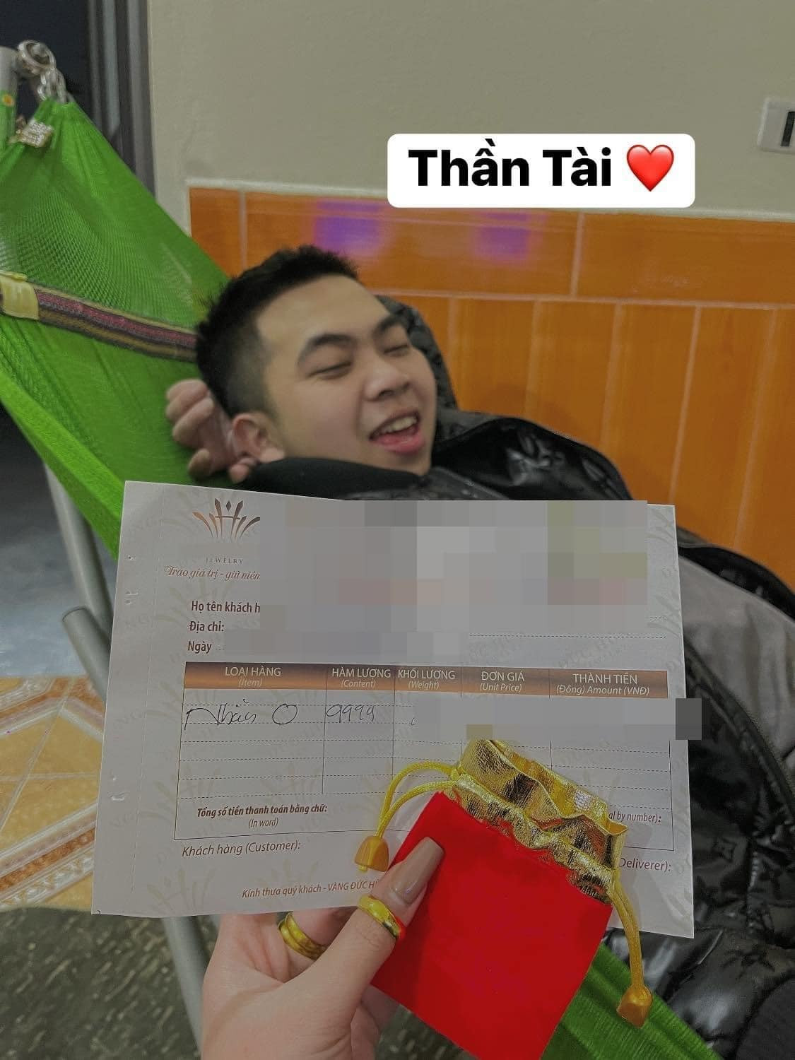 Gương mặt anh chồng rất hạnh phúc khi được tặng món quà đặc biệt này cho vợ.