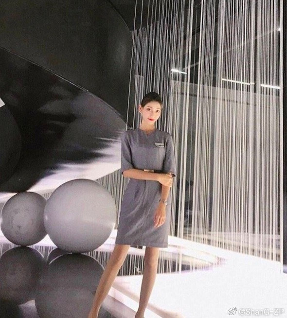 Nhiều dân mạng đã lên tiếng yêu cầu Đại học du lịch Quế Lâm đuổi học cô nàng bởi là dân trong ngành, biết rõ các quy tắc an toàn bay mà Ngọc Oánh vẫn cố tình phớt lờ để chụp ảnh. "Cô ta không biết mình đang theo học ngôi trường hàng đầu về đào tạo hàng không hay sao?" - một dân mạng bình luận. Hiện, hot girl Trung Quốc đã xoá tấm ảnh check-in tai hại trên