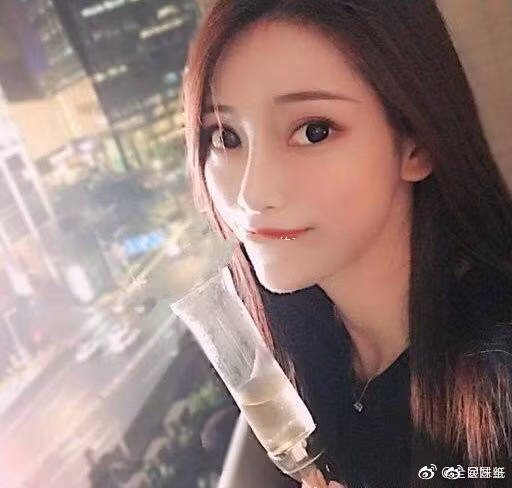 Bên cạnh việc học với ước mơ làm tiếp viên, Ngọc Oánh còn được biết đến với vai trò là một mẫu ảnh và travel blogger khá có tiếng trên mạng xã hội.