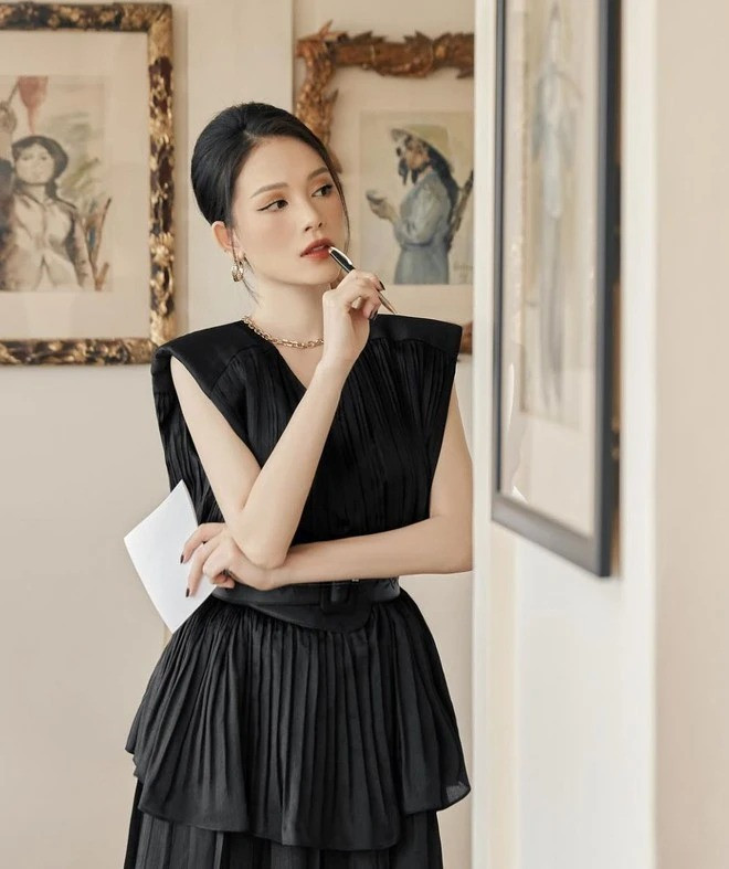 Linh Rin sinh năm 1993, tên thật là Ngô Phương Linh, là cựu du học sinh chuyên ngành Nghệ thuật tại Đại học Nghệ thuật London, Anh (University of the Arts London).