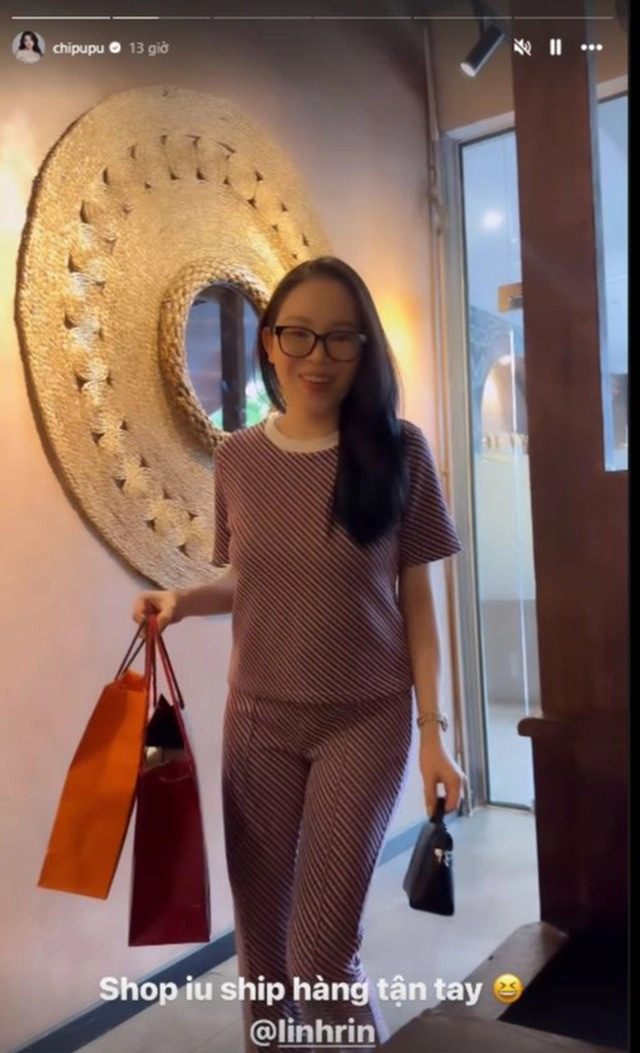 Mới đây, Chi Pu chia sẻ khoảnh khắc gặp gỡ Linh Rin, nhiều người không khỏi ngỡ ngàng bởi nàng dâu hào môn quá sức giản dị. Cô nàng diện đồ bộ, gương mặt không trang điểm nhiều, tóc cũng chỉ xõa nhẹ nhàng chứ không tạo kiểu.