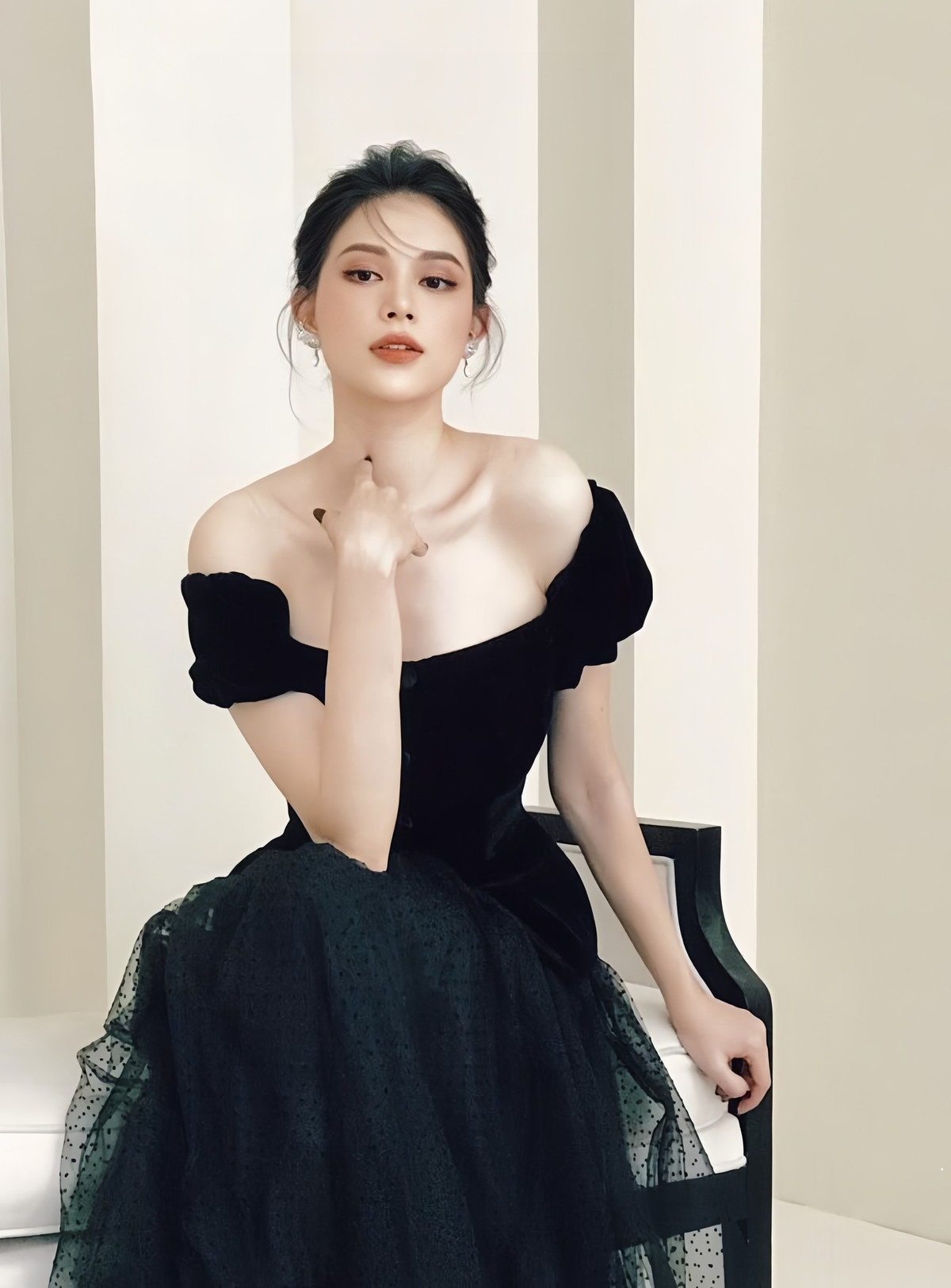 Sau khi kết hôn, Linh Rin không còn xuất hiện nhiều trên truyền thông và các sự kiện như trước đây. Bởi thế, mỗi động thái của người đẹp Hà Thành được đông đảo người hâm mộ quan tâm.