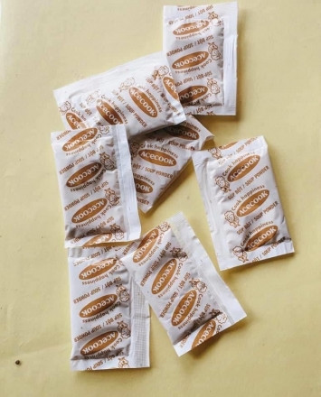 Vậy là từ nay, không còn ai phải khổ sở tích từng gói muối nhỏ xíu một, cất giữ như vàng, ai xin cũng nhất quyết không cho.