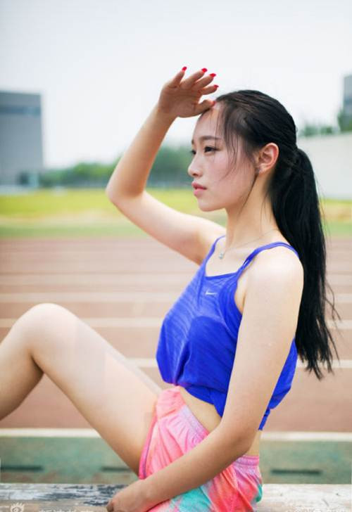 Khuôn mặt sau khi giảm béo của Tư Nguyên trở nên thanh thoát, góc cạnh và xinh đẹp hơn rất nhiều.