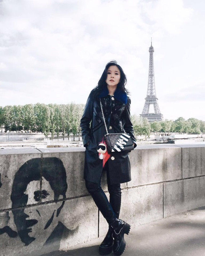 Chị gái bệnh nhân số 17 có cơ hội gặp gỡ nhiều ngôi sao hàng đầu như Selena Gomez, Song Hye Kyo, Phạm Băng Băng, Naomi Campbell,... Mời quý độc giả xem thêm clip: Nga Nguyễn: "Bệnh nhân số 0" của làng mốt thế giới - Nguồn: Youtube