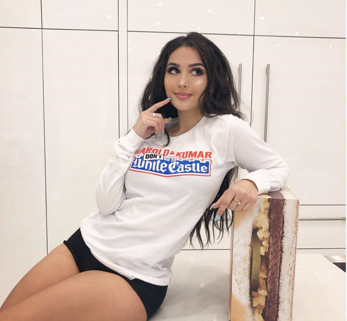 SSSniperWolf có khuôn mặt xinh đẹp như búp bê với đôi mắt to, sống mũi cao và mái tóc dài đen mượt. Ý thức được lợi thế về ngoại hình, nữ streamer cũng trang điểm, ăn mặc theo phong cách barbie.