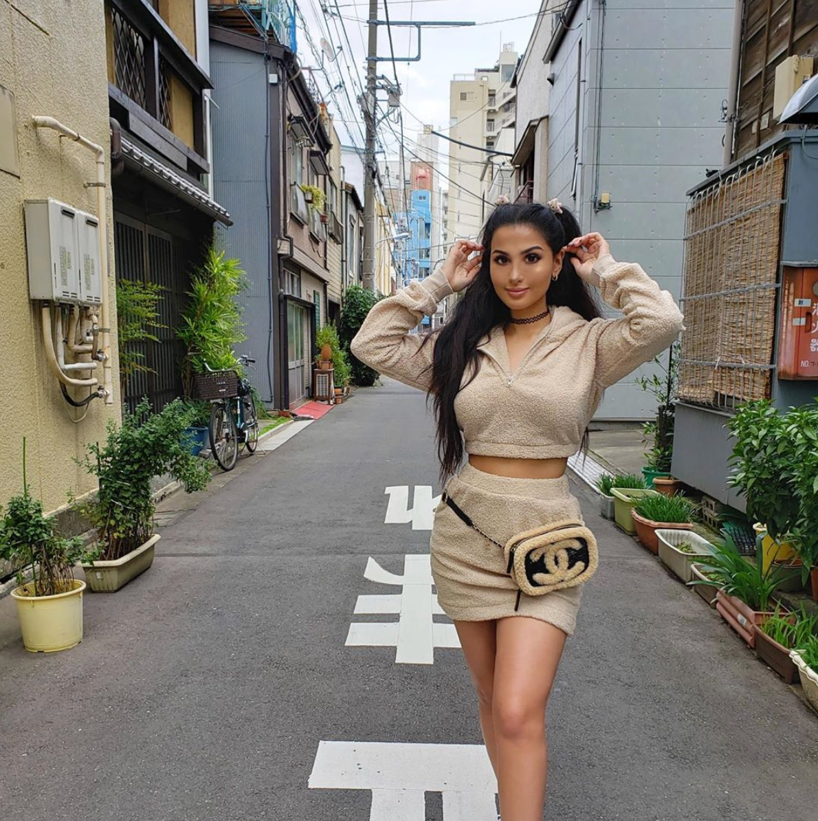 Không chỉ chơi game, cô nàng còn được yêu mến nhờ loạt ảnh cosplay nhân vật trong các trò chơi điện tử và xuất hiện trong nhiều clip quảng cáo của các tựa game nổi tiếng.