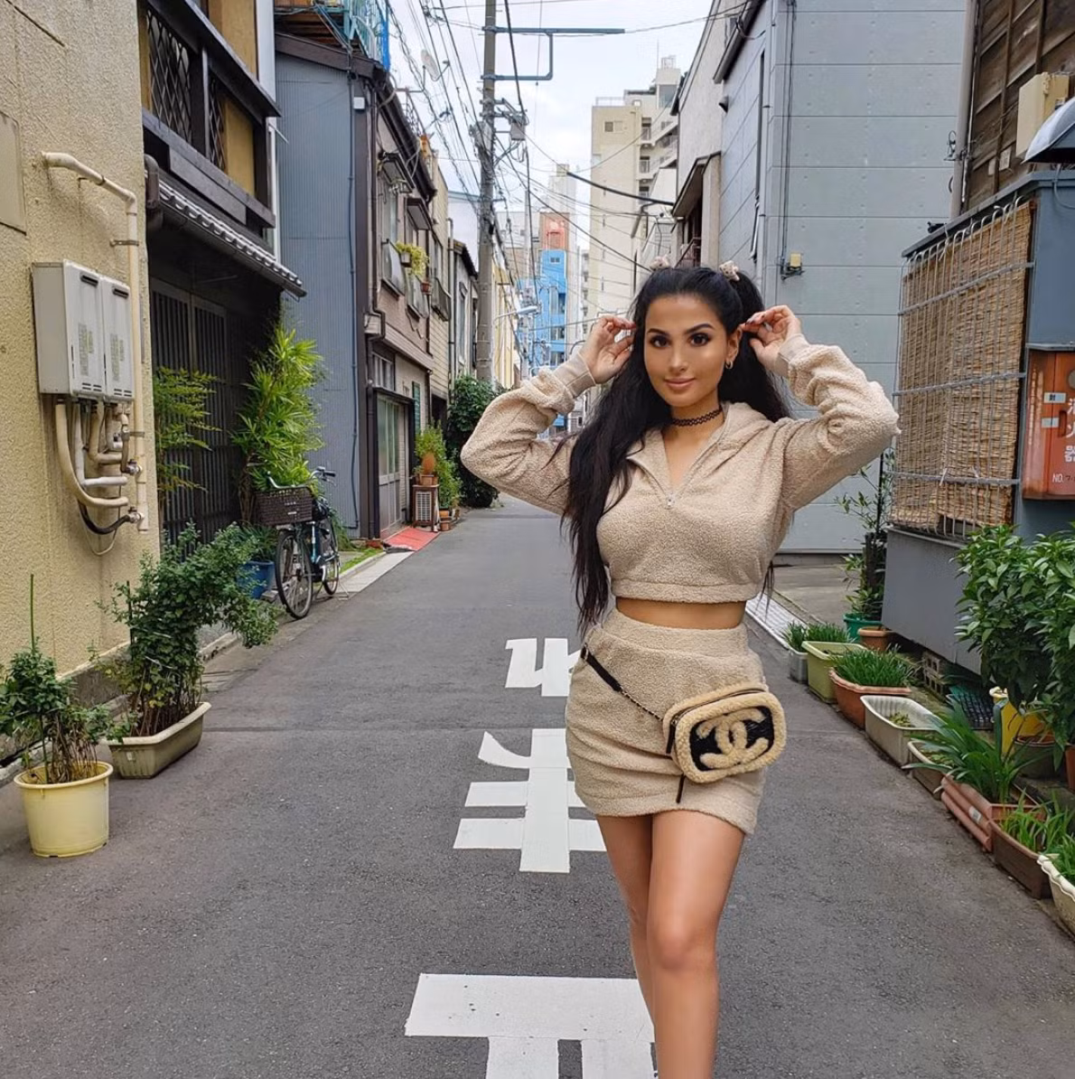 Không chỉ chơi game, cô nàng còn được yêu mến nhờ loạt ảnh cosplay nhân vật trong các trò chơi điện tử và xuất hiện trong nhiều clip quảng cáo của các tựa game nổi tiếng.