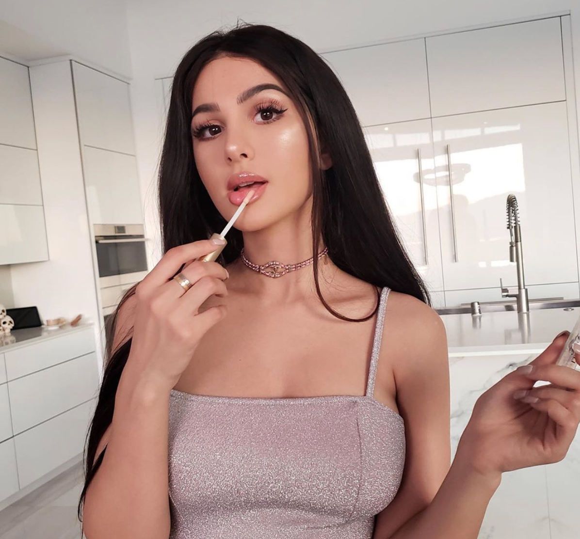 Từ khi lên 6 tuổi, streamer lai đã dành sự yêu thích đặc biệt cho những trò chơi điện tử và theo đuổi niềm đam mê đó đến nay. Khác với số đông, cha mẹ của SSSniperWolf chưa bao giờ ngăn cấm sở thích này mà luôn ủng hộ, tạo điều kiện cho con gái.