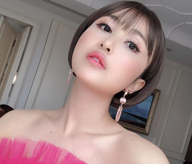 Giữa lùm xùm, vợ đại gia Minh Nhựa đăng ảnh sang chảnh khoe tóc mới cùng dòng caption được cho là ám chỉ đến vụ việc. Việc này khiến CĐM tiếp tục xôn xao và "soi" các ảnh checkin của cô.