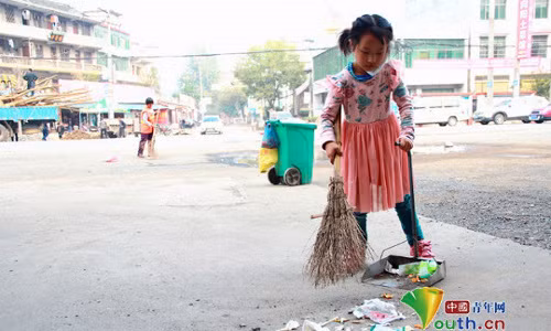  Những ngày cuối tháng 10/2014, bức ảnh chụp cảnh một bé gái 5 tuổinhỏ nhắn cần mẫn thu dọn vệ sinh trên đường phố đã khiến nhiều người dân Trung Quốc cảm động.