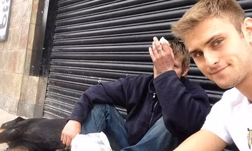 Bức ảnh anh chàng chụp cùng người đàn ông vô gia cư và chú chó cưng đã nhận được rất nhiều lời khen từ phía cộng động mạng. Hành động mua sandwich cho người đàn ông vô gia cư của anh đã thực sự làm dân mạng xúc động.