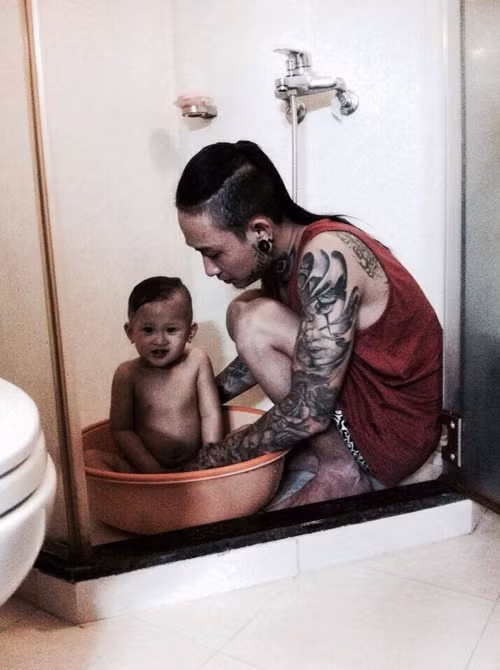 Mới đây, hình ảnh một ông bố xăm trổ đầy mình tắm cho con trai đã thu hút sự chú ý của dân mạng. Mọi người ca ngợi và dành những lời khen cho người cha này. Bức ảnh cho thấy "tình phụ tử luôn đẹp dù ông bố có là ai"...