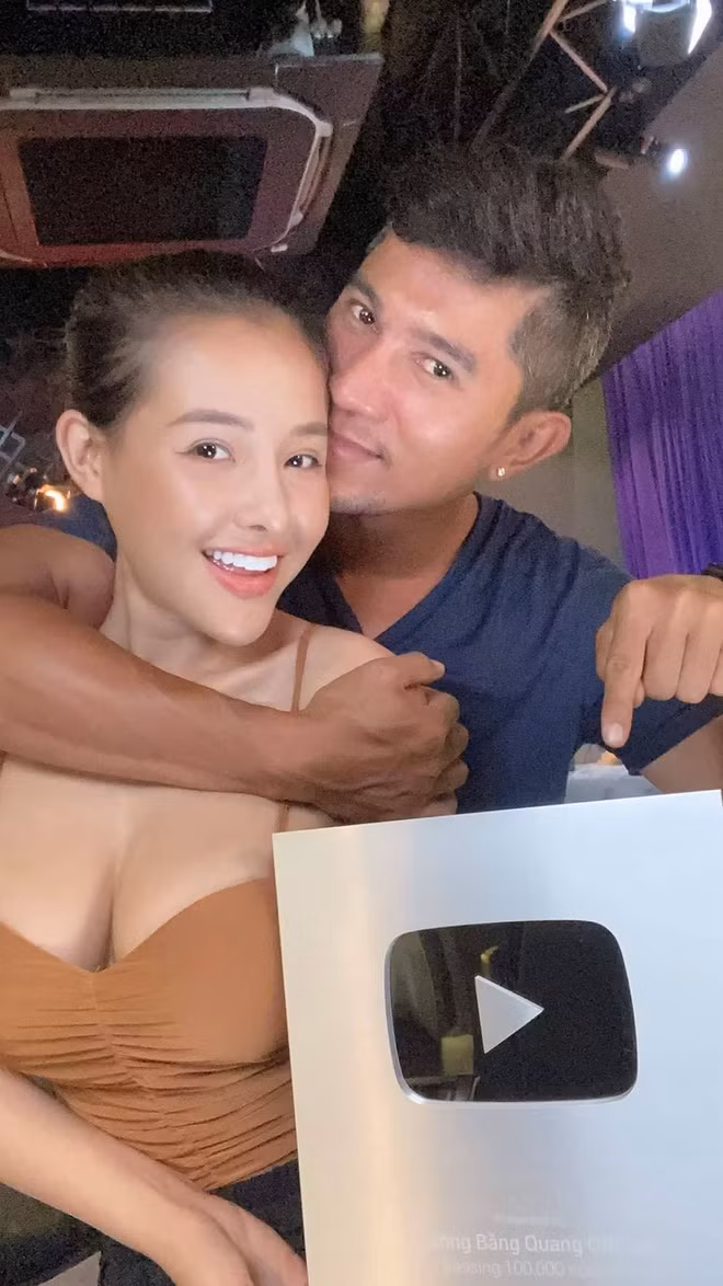 Ngân 98 dù khẳng định mình nói đúng, không cà khịa ai nhưng vẫn nhanh chóng bị dân tình "tổng tấn công". Xót bạn gái, Lương Bằng Quang lên tiếng bảo vệ với giọng điệu thách thức dư luận.