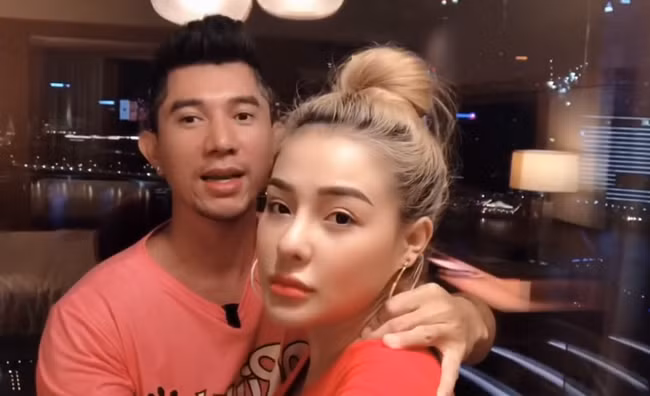 Ngay lập tức, phía Ngọc Trinh cũng ẩn ý đăng status đáp trả một cách thâm thuý: "Đừng gọi tôi với những thứ không hay, cuộc đời ta vốn chẳng giống nhau đâu!".