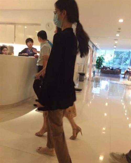 Cộng đồng mạng Trung Quốc đang dậy sóng với những thông tin và hình ảnh về hotgirl trà sữa Chương Chiết Thiên đi khám thai cùng với người tình đại gia của mình, Lưu Cường Đông. Ảnh: Techweb. 