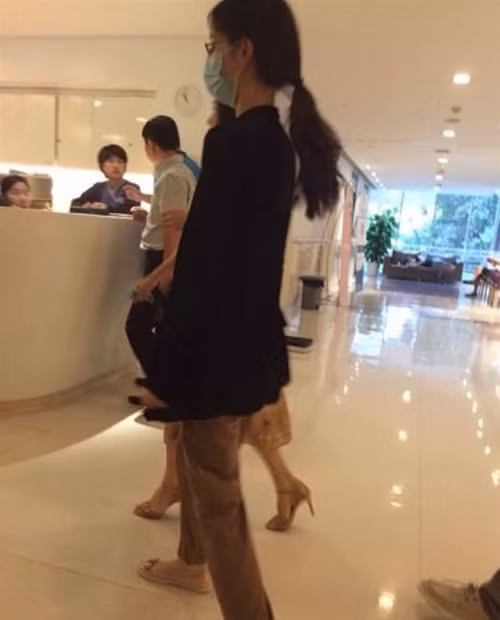 Cộng đồng mạng Trung Quốc đang dậy sóng với những thông tin và hình ảnh về hotgirl trà sữa Chương Chiết Thiên đi khám thai cùng với người tình đại gia của mình, Lưu Cường Đông. Ảnh: Techweb. 