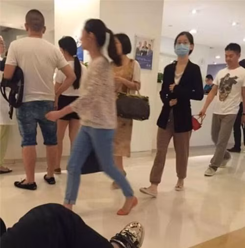 Hình ảnh cô bé trà sữa khoác áo len đen mỏng, đeo khẩu trang và kính, theo sau là một người đàn ông rất giống CEO tập đoàn Kinh Đông, Lưu Cường Đông được một người dùng mạng có nickname tiếng Anh là Tina đăng tải cùng với dòng trạng thái: "Hôm nay tới kiểm tra sức khỏe, vừa hay gặp được hotgirl trà sữa, nghe nói là khám thai".