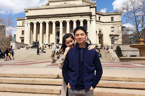 Tuy nhiên bên cạnh đó, cũng có không ít những lời chúc mừng gửi đến cô bé trà sữa và CEO Lưu Cường Đông. Ảnh: Sina.