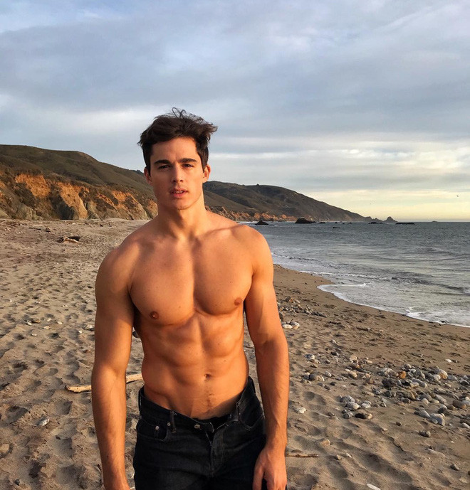 Pietro Boselli học khóa học Tiến sĩ về Triết học năm 2010. Anh đã hoàn thành nghiên cứu tiến sĩ vào ngày 16/2/2016. Vào tháng 1/2014, một học trò của Pietro Boselli đã chú ý đến vẻ đẹp của anh và lén chụp hình anh đăng lên Facebook. Trong vòng một năm sau đó, bài đăng Facebook này đã được chia sẻ và lan tỏa hình ảnh của anh một cách nhanh chóng. Pietro Boselli sau đó đã ký kết hợp đồng người mẫu agency Models 1 của Anh. Từ đó Pietro Boselli được mệnh danh là “giáo viên toán học quyến rũ nhất thế giới”. Tính đến nay Instagram của anh đã đạt 2,7 triệu người theo dõi.