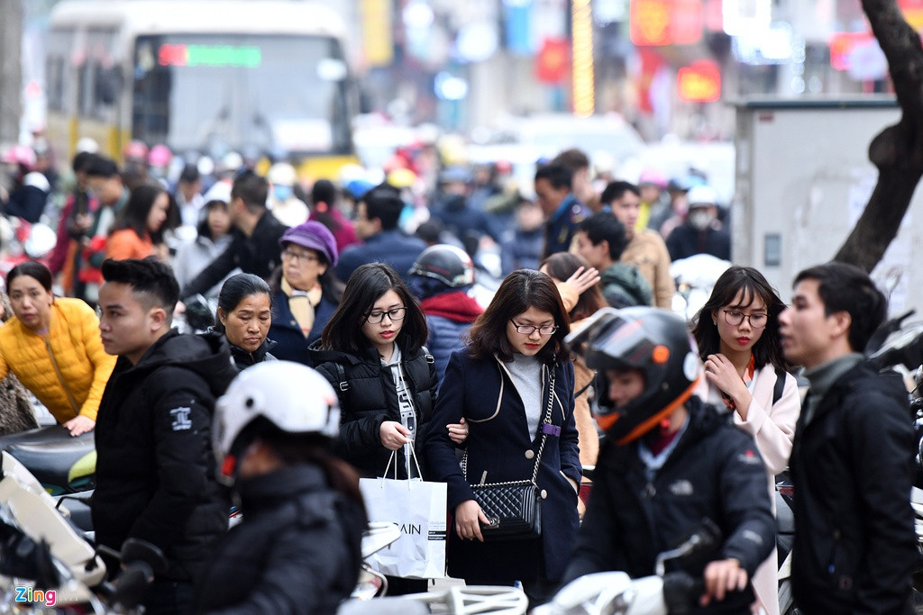 Tiền thưởng Tết của bạn có đủ để mua sắm, biếu bố mẹ? Ảnh: Hoàng Hà.