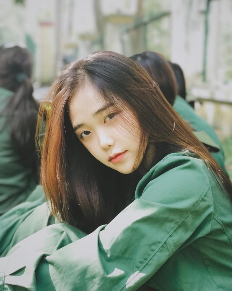 Phan Nguyễn Trúc Phương (sinh năm 2000, Tân An) được đặt biệt danh " hot girl quân sự" với loạt ảnh xinh xắn chụp trong kì học quốc phòng.