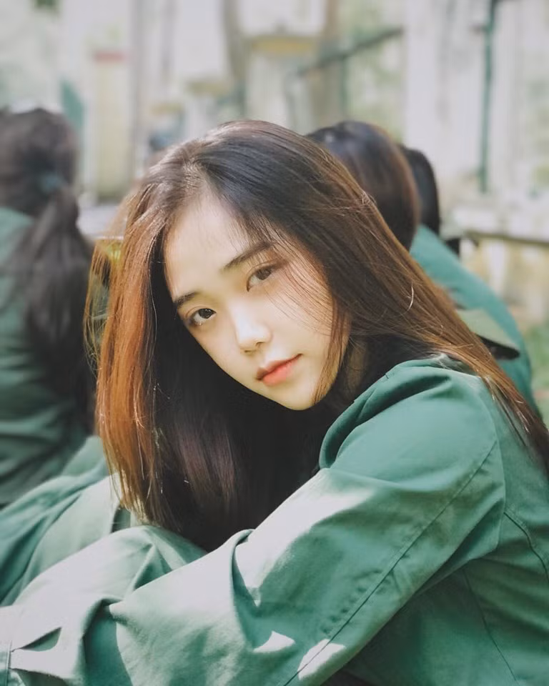 Phan Nguyễn Trúc Phương (sinh năm 2000, Tân An) được đặt biệt danh " hot girl quân sự" với loạt ảnh xinh xắn chụp trong kì học quốc phòng.