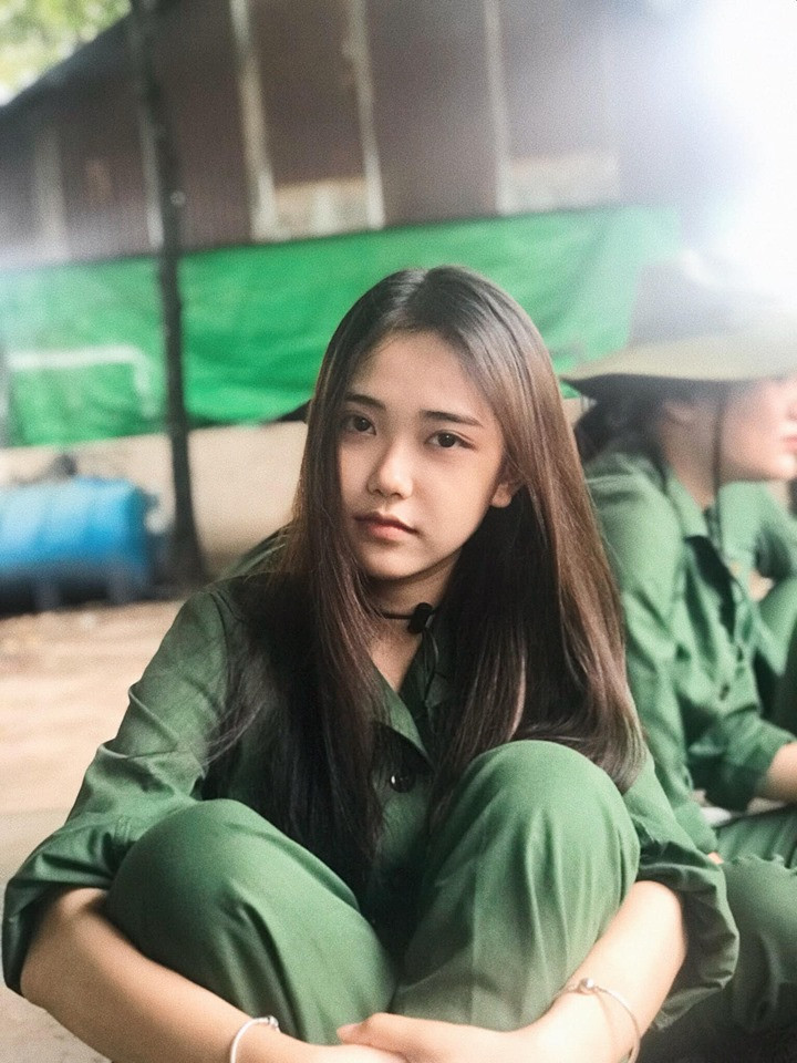 Trong những tấm hình này, Trúc Phương để mặt mộc, chỉ thoa ít son môi để thêm phần tươi tắn.