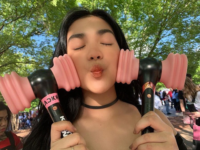 Mika Salamanca cũng khoe rằng cô là một fan thực thụ của nhóm nhạc Hàn Quốc Black Pink. Rich Kid xinh đẹp nhiều lần chia sẻ khoảnh khắc hào hứng cầm lightstick đi xem show của thần tượng.