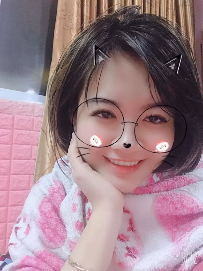 Đi bất kỳ đâu thấy đồ màu hồng chị đều mua về, sưu tập dần, vì đây là màu khá phổ biến nên không khó khăn trong việc mua sắm: "Món đồ đắt nhất có màu hồng mà mình đặt làm là tủ quần áo sơn màu hồng có hình con gấu".