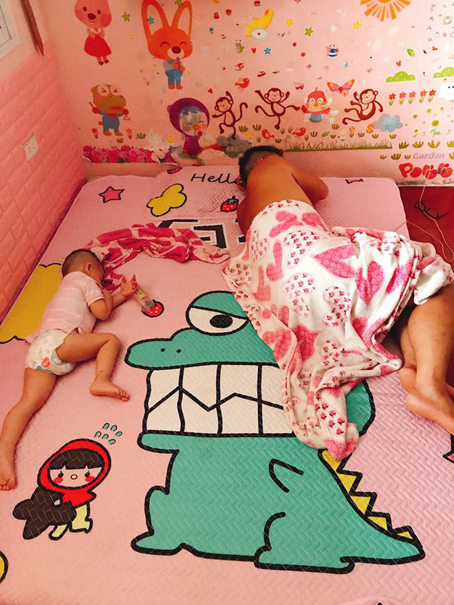 Sau khi lấy chồng, người phụ nữ này lại tiếp tục nhuộm hồng cuộc sống cùng chồng con. Ban đầu chồng chị cũng không thích vì màu sắc này quá nữ tính, lâu dần cũng phải chịu thua, hiện tại anh và con trai 4 tuổi đều sử dụng đồ dùng màu hồng giống hệt vợ.