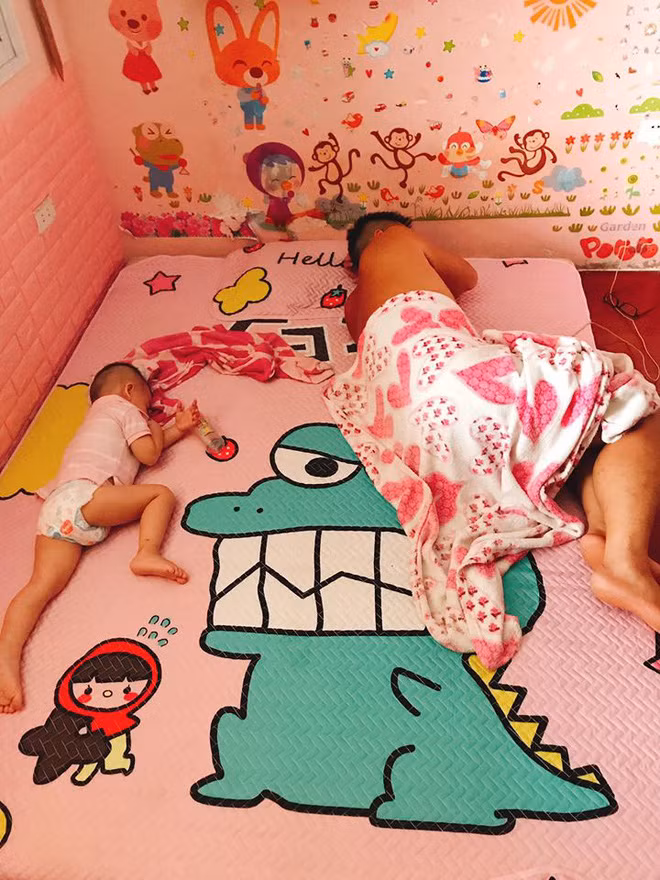 Sau khi lấy chồng, người phụ nữ này lại tiếp tục nhuộm hồng cuộc sống cùng chồng con. Ban đầu chồng chị cũng không thích vì màu sắc này quá nữ tính, lâu dần cũng phải chịu thua, hiện tại anh và con trai 4 tuổi đều sử dụng đồ dùng màu hồng giống hệt vợ.