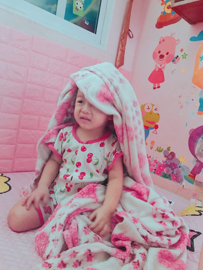 Con trai 4 tuổi của chị Huyền cũng dùng toàn đồ màu hồng do mẹ sắm.