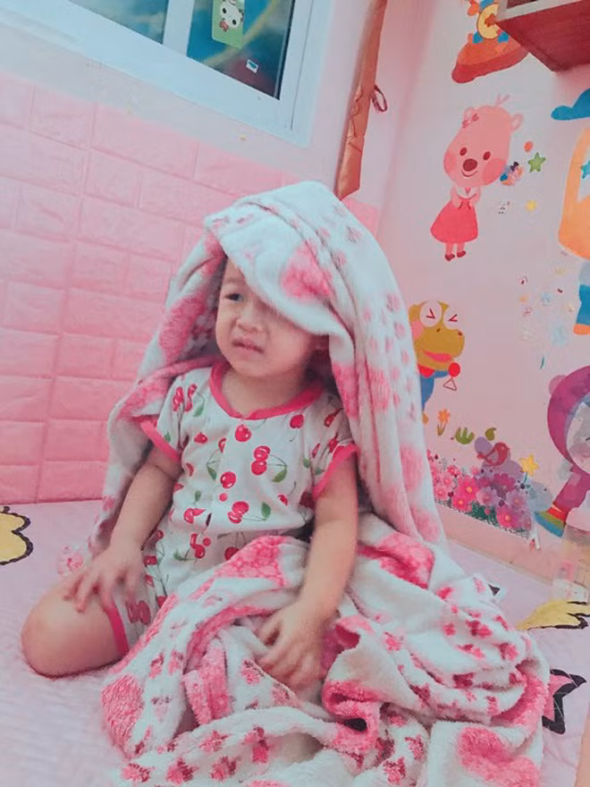 Con trai 4 tuổi của chị Huyền cũng dùng toàn đồ màu hồng do mẹ sắm.