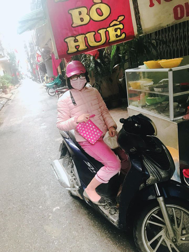 Quần áo, ví, mũ bảo hiểm,...đều phải màu hồng mới chịu.