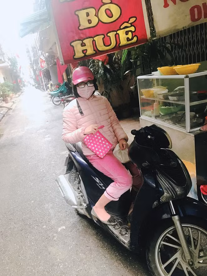 Quần áo, ví, mũ bảo hiểm,...đều phải màu hồng mới chịu.