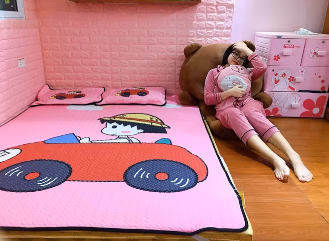 Chị Nguyễn Thanh Huyền chia sẻ: "Mọi người có ai bị bệnh cuồng màu hồng giống mình không? Gần 30 tuổi đầu mà cái gì cũng hồng, đến cả chồng và con mình cũng chịu chung số phận sống trong cái thế giới màu hồng lòe loẹt này có khổ không cơ chứ. Không biết mấy chục năm nữa, khi mình già đi, bệnh này có khỏi được không nữa? Hãy cho mình thấy là mình không cô đơn đi".