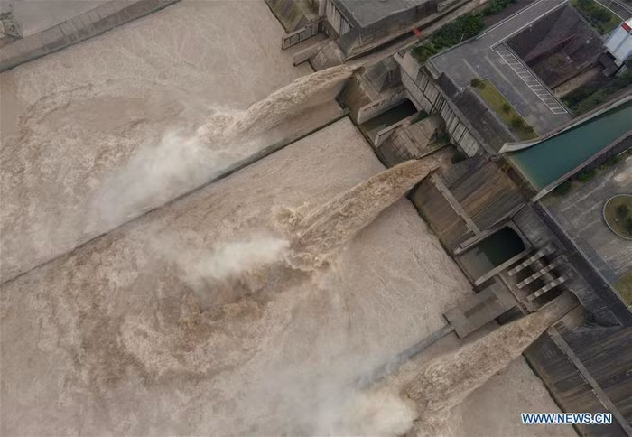  Đập Tiểu Lãng Để được xây dựng vào năm 1994 và khánh thành vào năm 2000, với kinh phí ước tính 3,5 tỷ USD. Nó có công suất lắp đặt 1.836 Megawatt và sản lượng điện hàng năm lên tới 5,1 Terawatt giờ (TWh) với 6 tổ máy.