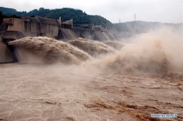 Cao 154 mét và rộng 1.317 mét, đập Tiểu Lãng Để có nhiệm vụ kiểm soát dòng nước của sông Hoàng Hà, con sông lớn thứ 2 của Trung Quốc sau Trường Giang.