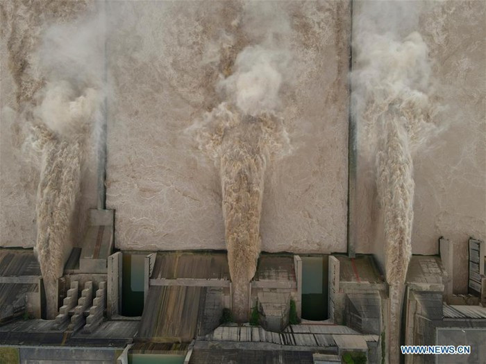 Hồ chứa của đập Tiểu Lãng Để đã được lệnh xả lũ liên tục kể từ ngày 1/7 để chuẩn bị cho giai đoạn quan trọng trong việc kiểm soát lũ trên lưu vực sông Hoàng Hà. Các chuyên gia khí tượng cho biết dải mây gây mưa lớn ở khu vực miền Trung và miền Nam Trung Quốc thời gian qua sẽ dịch chuyển lên phía bắc trong thời gian tới.