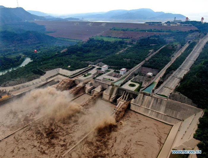 Việc xả lũ của đập Tiểu Lãng Để có thể làm đáy sông sâu thêm 1,8 mét mỗi năm. Sông Hoàng Hà có khả năng đặc biệt vì nó có thể mang theo một tỷ tấn trầm tích ra biển mỗi năm. So với sông Mississippi, nó chứa lượng trầm tích gấp 3 lần trong khi chỉ chứa lượng nước bằng 1/10.