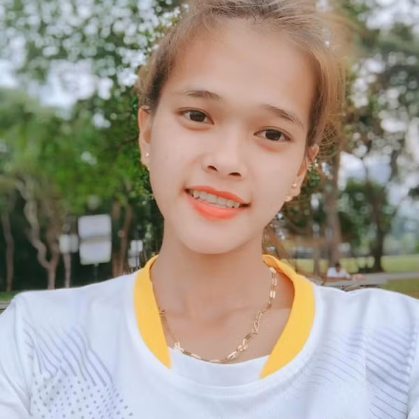 Hồng Lệ có cóc dáng khá nhỏ nhắn, không ai nghĩ cô nàng lại quyết tâm cao và mạnh mẽ đến vậy.